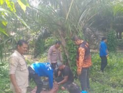 Polsek Siantar Martoba Berjibaku Bantu Warganya Pompa Air Dari Rumah Tergenang