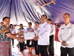 Wabup Samosir Serahkan Bantuan Adminduk Dan Uang Tunai Kepada Korban Kebakaran Sidajii