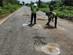 Unit Gakkum Sat Lantas Polres Simalungun Tangani Laka Lantas Maut, Dua Orang Tewas Akibat Jalan Berlubang