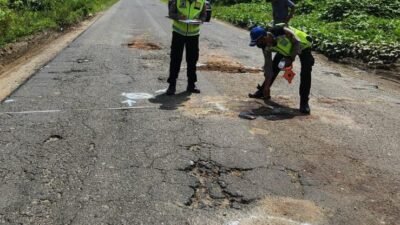 Unit Gakkum Sat Lantas Polres Simalungun Tangani Laka Lantas Maut, Dua Orang Tewas Akibat Jalan Berlubang
