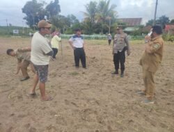 Dukung Ketapang, Polsek Siantar Martoba Dampingi Warganya Tanam Jagung