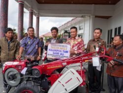 Bupati Humbang Hasundutan Serahkan Alsintan Kepada Kelompok Tani