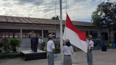 Kamtibmas Kasat Samapta Polres Pematangsiantar Pembina Upacara di SMA Negeri 3