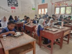 Bhabinkamtibmas Polsek Siantar Timur Monitoring Pendistribusian MBG di SMP Negeri 1