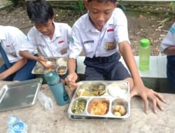 Bhabinkamtibmas Polsek Siantar Timur Monitoring Distribusi 1044 Paket di SMP Negeri 1