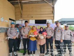 Jumat Berkah Polsek Tanah Jawa, Kapolsek dan Personel Bagikan Sembako ke Warga Kurang Mampu