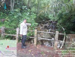 Hujan Ekstrem Melanda! Dua Personil Polsek Parapat Sisir Titik Rawan Longsor dan Banjir Demi Keselamatan Warga