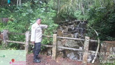 Hujan Ekstrem Melanda! Dua Personil Polsek Parapat Sisir Titik Rawan Longsor dan Banjir Demi Keselamatan Warga