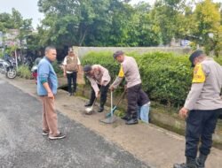 Kapolsek Siantar Selatan Bersama Personil Gotong Royong di Jalan Marimbun