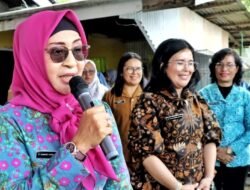 Ny. Darmawati Anton Achmad Saragih Beri Semangat Kepada Lansia, Ibu Hamil, dan Balita di Acara Kampung Keluarga Berkualitas