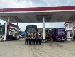 Srikandi Polwan Polres Pematangsiantar Patroli Dialogis dan Bagikan Minuman kepada Pengendara Antri BBM di SPBU