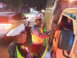 Jelang Pensiun, IPDA Heriono Tak Kendur Semangat: Rela Begadang Bagikan Kopi Demi Keselamatan Pengemudi