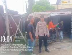 Sambangi Pekerja Bangunan, Bhabinkamtibmas Polsek Siantar Marihat Himbau Pakai Alat Pelindung
