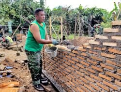 Satgas TMMD Ke-127 Kodim 0207/Simalungun Lanjutkan Pengerjaan RTLH Rumah Warga di Nagori Bahapal