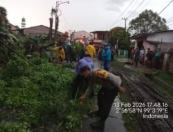 Polsek Siantar Barat Respon Cepat Bantu Bersihkan Pohon Tumbang