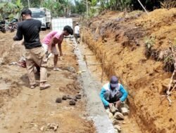 Satgas TMMD ke-127 Kodim 0207/Simalungun dan Warga Bahapal Kebut Pengerjaan Drainase