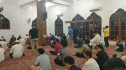 Personil Polsek Siantar Barat Ikuti Sholat Tarawih Berjamaah di Masjid Raya