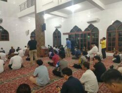 Personil Polsek Siantar Barat Ikuti Sholat Tarawih Berjamaah di Masjid Raya