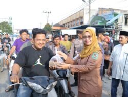 Forkopimca Kecamatan Dolok Batu Nanggar berbagi 500 paket takjil kepada warga yang melintas