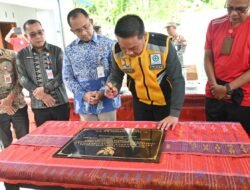 Bupati Humbahas Resmikan Jalan dan Pemasangan Peneng Rumah Program PPKT di Baktiraja