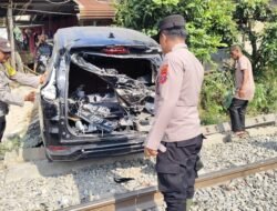 Reaksi Cepat Polres Simalungun! Kapolsek dan Tim Selamatkan 2 Korban Mobil Tertabrak Kereta di Perlintasan Liar