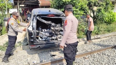 Reaksi Cepat Polres Simalungun! Kapolsek dan Tim Selamatkan 2 Korban Mobil Tertabrak Kereta di Perlintasan Liar