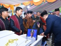 Upacara Kenegaraan Iringi Pemakaman Camat Palipi Roberd Sinaga, Bupati Samosir Vandiko T Gultom Sampaikan Duka Mendalam
