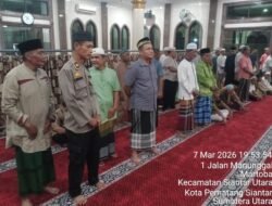 Sholat Tarawih berlangsung dengan khidmat Wakapolsek Siantar Utara dan Personil Sholat Bersama