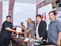 Paripurna DPRD Samosir: Bupati Vandiko T Gultom Ajukan 4 Ranperda untuk Perkuat Ekonomi dan Tata Lingkungan