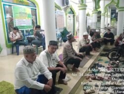 Wakapolsek Siantar Utara Bersama Personil Sholat Tarawih Berjamah di Mesjid Al-Hanif