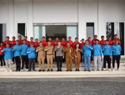 Bupati Bersama Kapolres Humbahas Berangkatkan Tim Sepak Bola SMANSADO ke Turnamen Internasional di Singapura