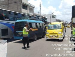Personil Pos Pam II Parluasan Respon Cepat Urai Kemacetan di Jalan Patuan Nagari