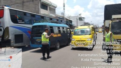 Personil Pos Pam II Parluasan Respon Cepat Urai Kemacetan di Jalan Patuan Nagari