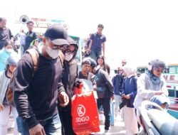 “Hari ke-3 Lebaran, Pelabuhan Simanindo Padat, Kapal Kayu Angkut Ratusan Penumpang dan Sepeda Motor”
