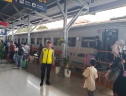 Polsek Siantar Barat Laksanakan Pengamanan Arus Balik Idul Fitri 1447 H di Stasiun Kereta Api 