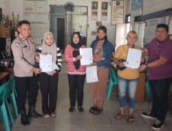 Polsek Siantar Martoba Hadiri Pendistribusian Surat Undangan Penerima Bansos 