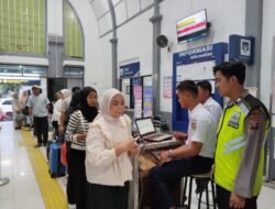 Polsek Siantar Barat Amankan Arus Balik di Stasiun Kereta Api
