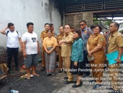 Bhabinkamtibmas Poslek Siantar Timur Monitoring Pemberian Bantuan kepada korban Kebakaran