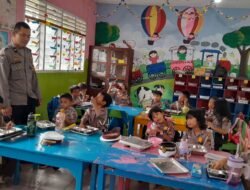 Bhabinkamtbmas Polsek Siantar Timur Monitoring Distribusi MBG di TK Kembala Bhayangkari 06