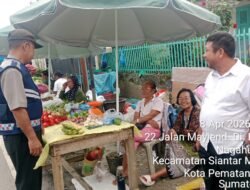 Bhabinkamtibmas Polsek Siantar Marihat Sambang Kamtibmas di Pasar Pagi