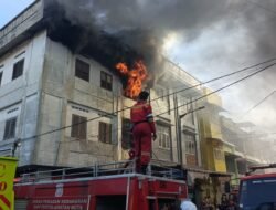 Gerak cepat, Polres Pematang siantar memadamkan api diJalan Thamrin