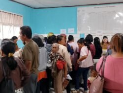 Ratusan Warga Padati Kantor Camat Pangururan Samosir Pembagian Bantuan Pangan Picu Antrean Panjang