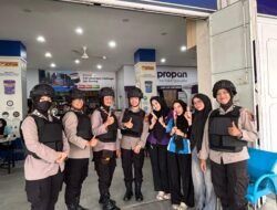 Hari Kartini, Srikandi Polres Pematang Siantar Gelar Patroli Dialogis dan memberikan Bunga pada masyarakat