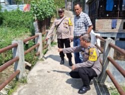 Bhabinkamtibmas Polsek Siantar Selatan Dampingi Cek Jembatan Penyeberangan di Gang Losung Aek