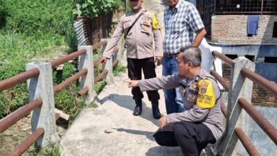 Bhabinkamtibmas Polsek Siantar Selatan Dampingi Cek Jembatan Penyeberangan di Gang Losung Aek