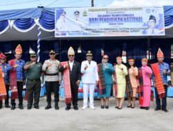 Wabup Samosir Pimpin Upacara Hardiknas 2026, Ulos Warnai Semangat Pendidikan dan Budaya