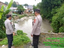 Antipasi banjir, Polsek Siantar Utara Pantau Arus Sungai di Lorong tujuh