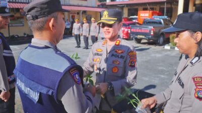 Dukung Ketapang, Kapolres Pematang Siantar Berikan Bantuan Bibit Cabe dan Terong kepada Bhabinkamtibmas