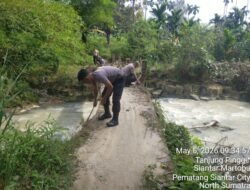 Polsek Siantar Martoba Bantu Pembuatan Tiang Pengaman Jembatan Penghubung di Jalan Rindung