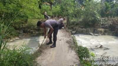 Polsek Siantar Martoba Bantu Pembuatan Tiang Pengaman Jembatan Penghubung di Jalan Rindung
